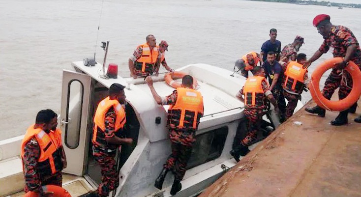 ঈদযাত্রা নিরাপদ করতে বরিশাল নদী বন্দরে ফায়ার সার্ভিসের মহড়া শুরু