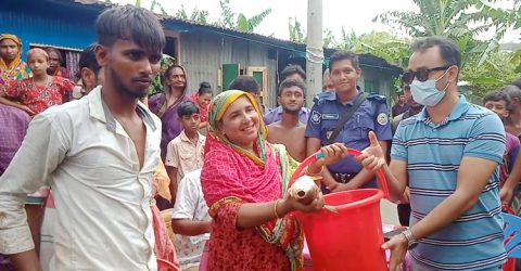 কলাপাড়ায় ৫২ আশ্রয়নবাসী পরিবারের মাঝে মাছ বিতরণ