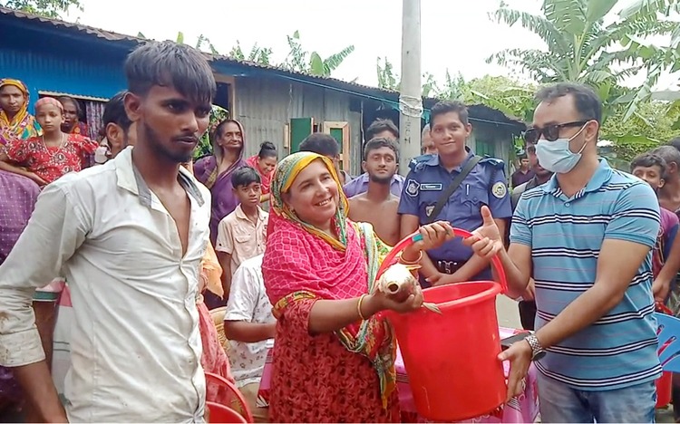 কলাপাড়ায় ৫২ আশ্রয়নবাসী পরিবারের মাঝে মাছ বিতরণ