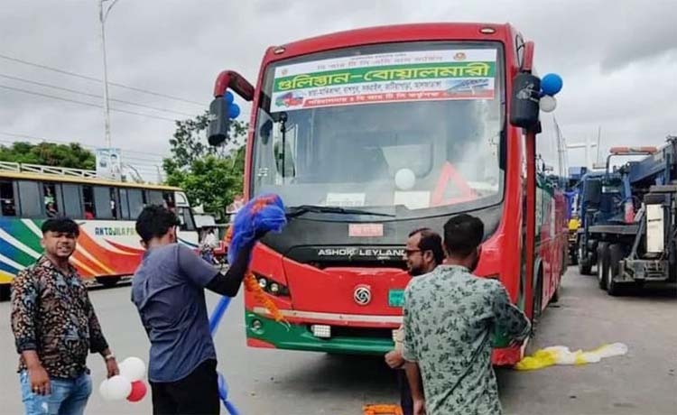 উদ্বোধনের পরই বিআরটিসি বাস আটকে দিলেন বাস মালিকরা