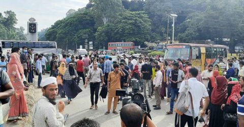 তেলের দাম বৃদ্ধি: চট্টগ্রামে বাস চলাচল বন্ধে ভোগান্তিতে যাত্রীরা