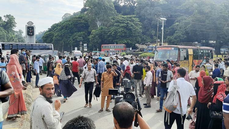 তেলের দাম বৃদ্ধি: চট্টগ্রামে বাস চলাচল বন্ধে ভোগান্তিতে যাত্রীরা