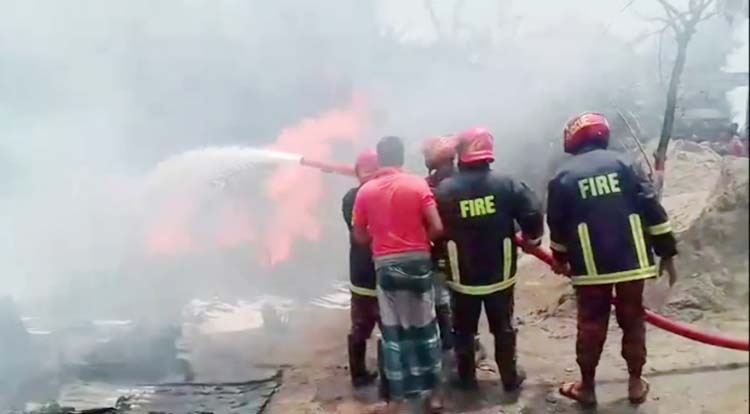 গোপালগঞ্জে পেট্রোলের দোকানে ভয়াবহ অগ্নিকাণ্ড