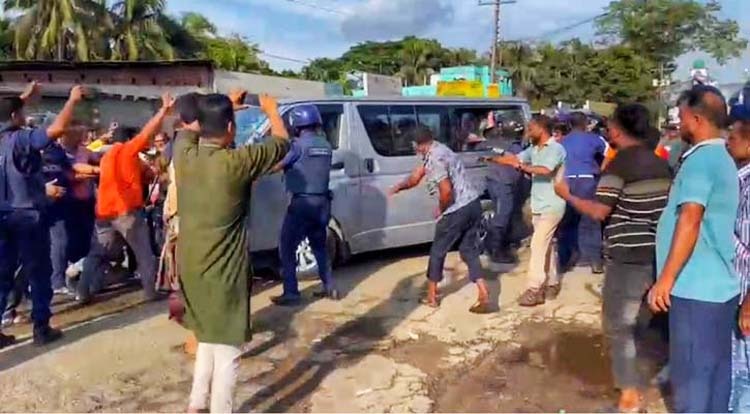 ফেনীর দাগনভূঞাঁয় আবদুল আউয়াল মিন্টুর গাড়িবহরে হামলা