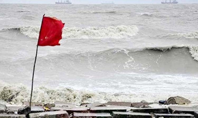 ঘূর্ণিঝড় ‘হামুন’ : সমুদ্র বন্দরে ৪ নম্বর হুঁশিয়ারি সংকেত