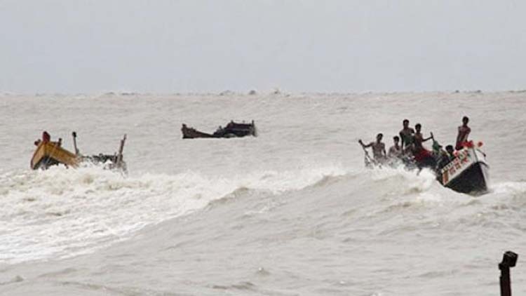 ৪ দিনেও সন্ধান মিলেনি ট্রলার ডুবির ঘটনায় নিখোঁজ ৯ জেলের