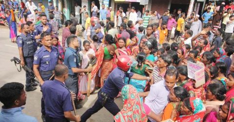 চান্দপুর এলাকায় চা শ্রমিকদের ধর্মঘটে পুলিশি বাধা