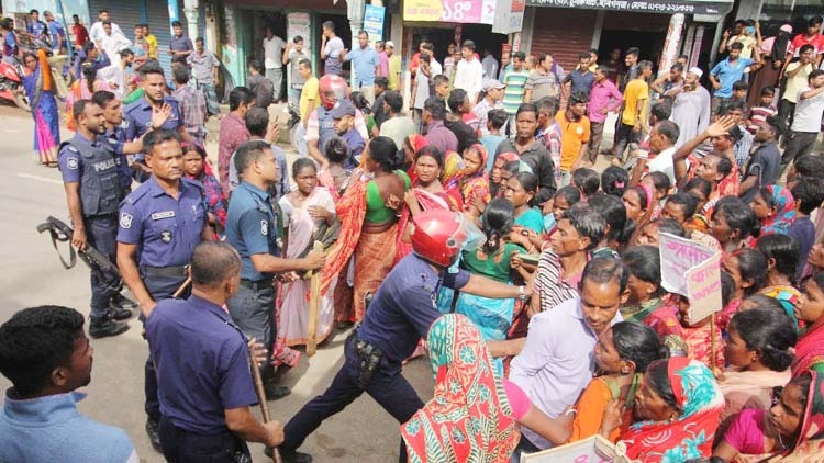 চান্দপুর এলাকায় চা শ্রমিকদের ধর্মঘটে পুলিশি বাধা