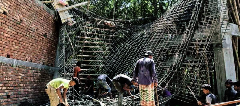 ধসে পড়ল ঐতিহ্যবাহী দুর্গাসাগর নির্মাণাধীন গেট