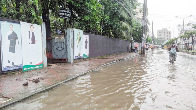 পানি মন্ত্রির বাসভবনের সামনেই পানি !