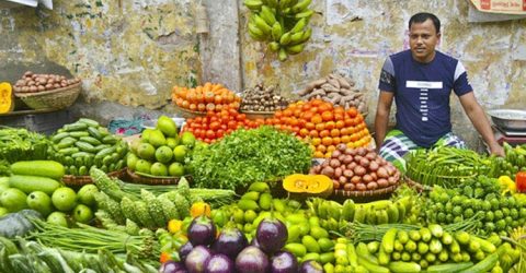 শাক-সবজির দামের আগুনে হাত পুড়ছে মধ্যবিত্তের