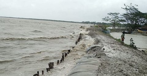 বাগেরহাটে পানির চাপে বেড়িবাঁধ ভেঙ্গে বহুগ্রাম প্লাবিত