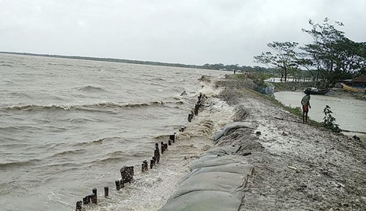 বাগেরহাটে পানির চাপে বেড়িবাঁধ ভেঙ্গে বহুগ্রাম প্লাবিত