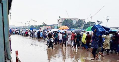 মোটর বসিয়ে উত্তরার সড়কের পানি সরাচ্ছে ট্রাফিক পুলিশ