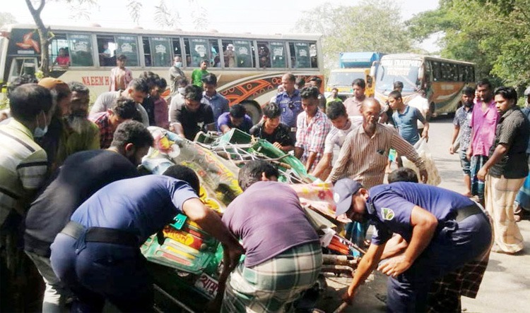 কুমিল্লার চান্দিনায় অটোরিকশায় বাসের ধাক্কা, শিশুসহ নিহত ৪