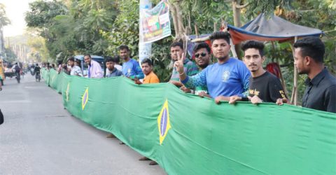 বরিশালে সাড়ে ৫শ’ফুট ব্রাজিলের পতাকা নিয়ে র‍্যালি