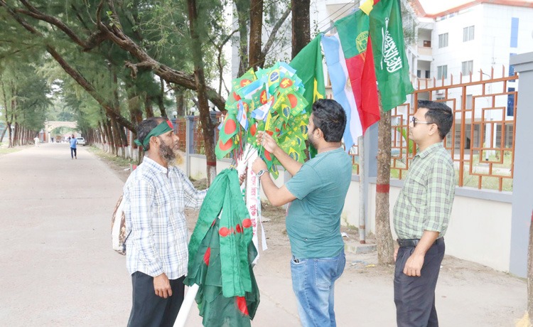 বরিশালে কাতার বিশ্বকাপ ঘিরে জমে উঠেছে পতাকা বিক্রি
