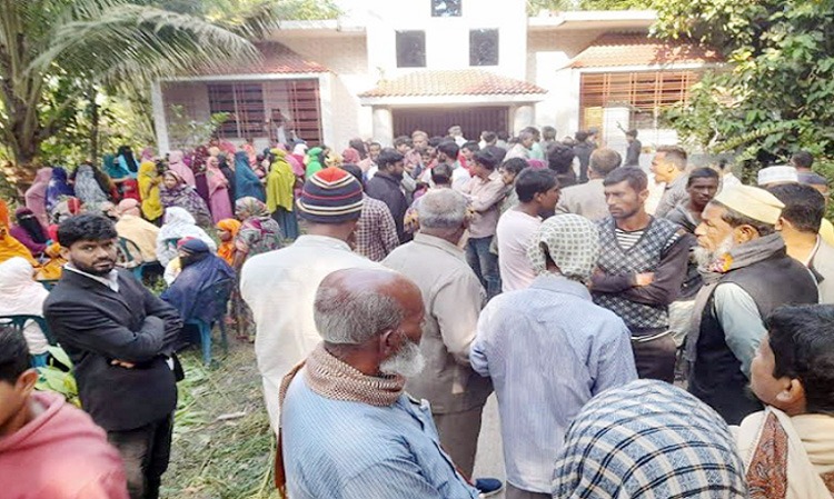 বরিশালের বাবুগঞ্জে গৃহবধূকে হত্যা, স্বামীকে কুপিয়ে জখম