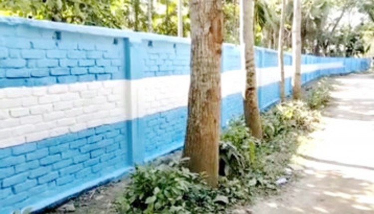 বরিশালের বাকেরগঞ্জে ২৪০০ ফুট দৈর্ঘ্যের সীমানা প্রাচীর যেন আর্জেন্টিনার পতাকা