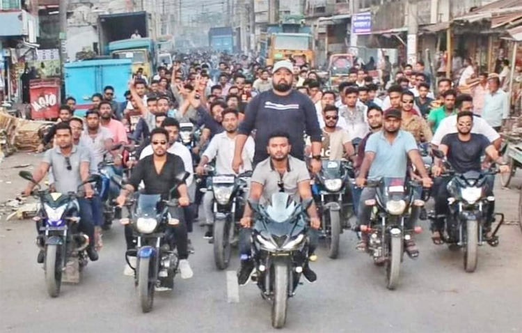 বরিশালে ছাত্রলীগের মোটরসাইকেল মহড়া