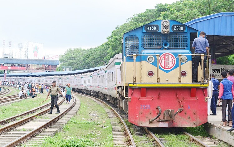 চলাচল স্বাভাবিক রাখতে বিশেষ নিরাপত্তায় যথাসময়ে ঢাকা ছেড়েছে সব ট্রেন