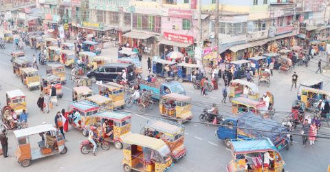 অবৈধ  চার্জার অটোতে ছেয়ে গেছে বরিশাল নগরী