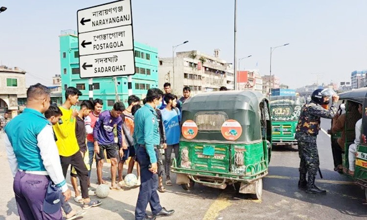 রাজধানীর প্রবেশপথে পুলিশের চেকপোস্ট