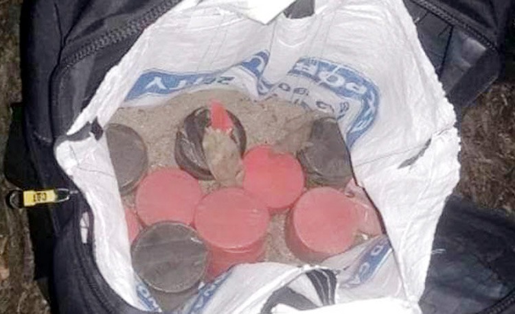 খুলনায় ডুমুরিয়া থেকে ১০ টি ককটেল উদ্ধার, আটক ৩