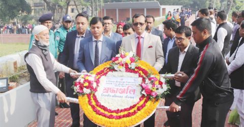 বরিশাল মুক্ত দিবসে বিভাগীয় ও জেলা প্রশাসনের শ্রদ্ধাঞ্জলি