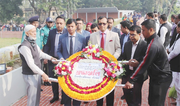 বরিশাল মুক্ত দিবসে বিভাগীয় ও জেলা প্রশাসনের শ্রদ্ধাঞ্জলি