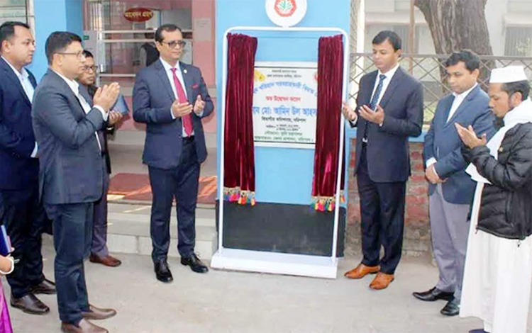 বরিশালে অনলাইন খতিয়ান সরবরাহকারী কিয়স্ক মেশিন উদ্বোধন