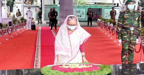 জাতির পিতা বঙ্গবন্ধুর প্রতিকৃতিতে প্রধানমন্ত্রীর শ্রদ্ধা