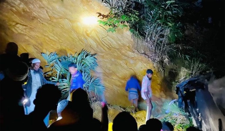 কক্সবাজারের রামুতে পাহাড় ধসে নিহত ৪