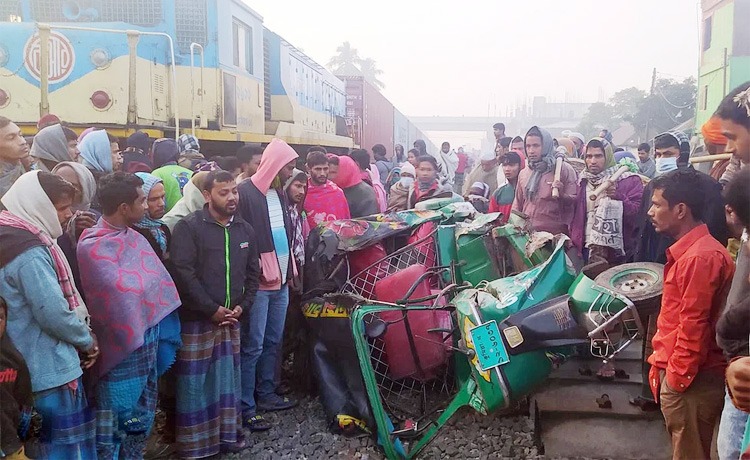 কুমিল্লায় ট্রেন চাপায় অটোরিকশার ৩ যাত্রী নিহত