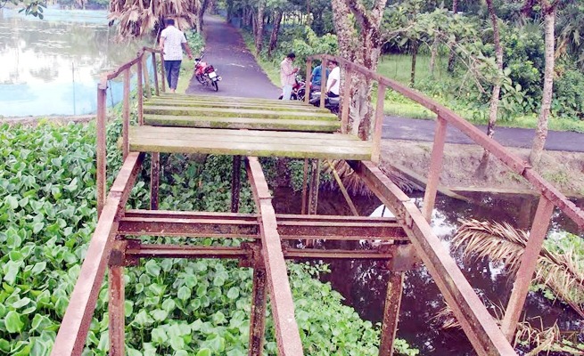 আগৈলঝাড়া দুই যুগ পেরিয়ে গেলেও সংস্কার করা হয়নি ঝুঁকিপূর্ণ আয়রন ব্রিজ