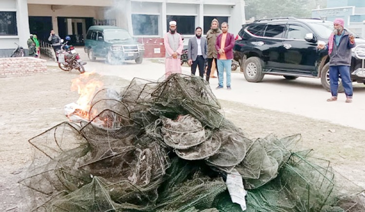 বরিশালের আগৈলঝাড়ায় অভিযান চালিয়ে অবৈধ চায়না দুয়ারি জাল জব্দ