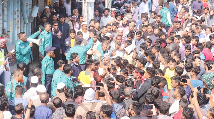 বরিশালে ১০ টাকা কম দেওয়াকে কেন্দ্র করে ভোক্তা ও বিক্রেতার সংঘর্ষ