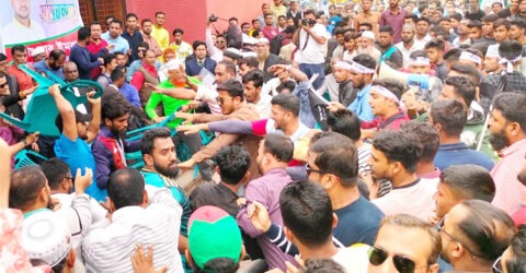 বরিশালে বিএনপির সমাবেশে কেন্দ্রীয় নেতাদের সামনে দুই গ্রুপের সংঘর্ষ