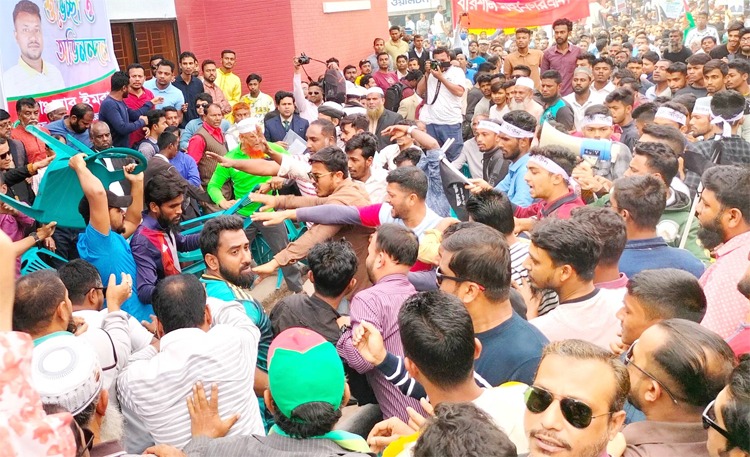 বরিশালে বিএনপির সমাবেশে কেন্দ্রীয় নেতাদের সামনে দুই গ্রুপের সংঘর্ষ