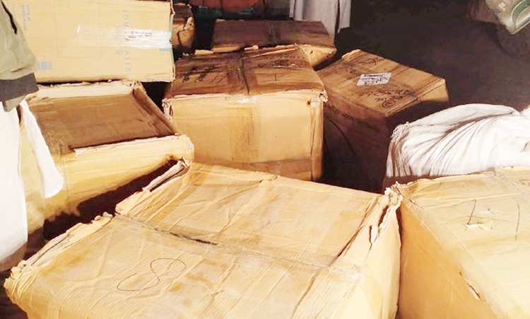 ব‌রিশালে কাভার্ড ভ্যান থে‌কে ৮৫০০ প্যাকেট নকল সিগারেট জব্দ