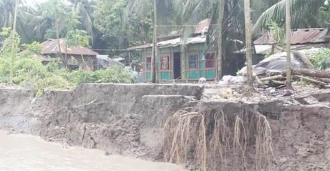 বরিশালের গৌরনদীতে নদী ভাঙন আতঙ্কে অর্ধশত পরিবার