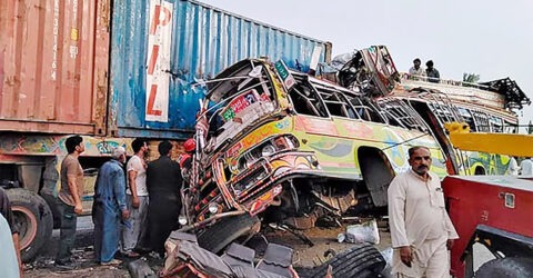 পাকিস্তানে যাত্রীবাহী বাস-ট্রাক মুখোমুখি সংঘর্ষে নিহত ১৭