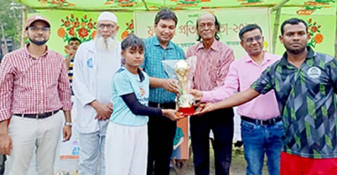 বরিশাল নগরীর ১নং ওয়ার্ডে প্রীতি নারী ফুটবল খেলা অনুষ্ঠিত