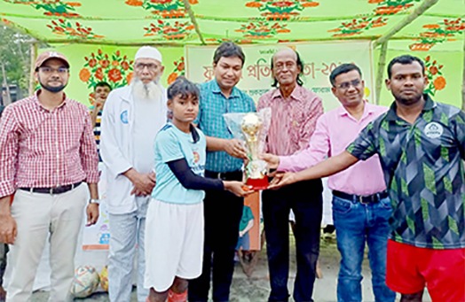 বরিশাল নগরীর ১নং ওয়ার্ডে প্রীতি নারী ফুটবল খেলা অনুষ্ঠিত