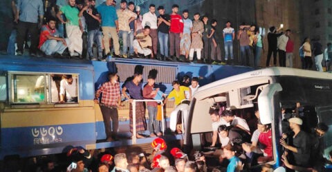 রাজধানীর মালিবাগে বাস-ট্রেন সংঘর্ষ