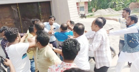 উজিরপুরে সংসদ সদস্যের সামনেই আওয়ামী লীগ নেতাকে মারধর