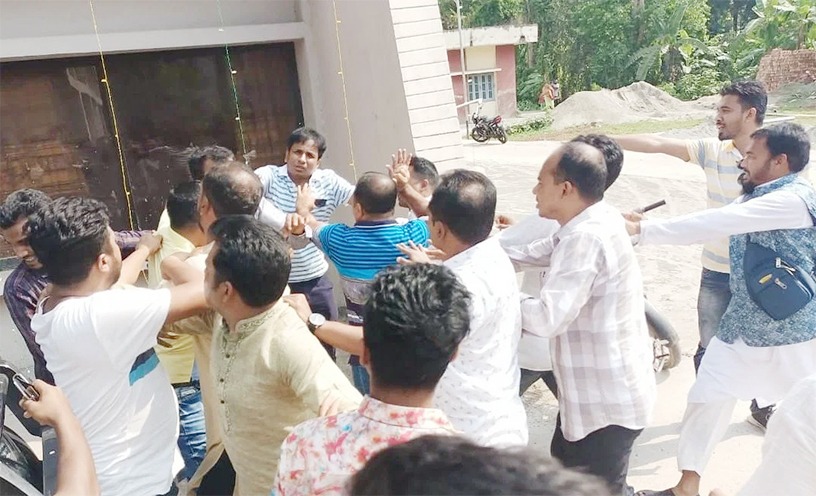 উজিরপুরে সংসদ সদস্যের সামনেই আওয়ামী লীগ নেতাকে মারধর