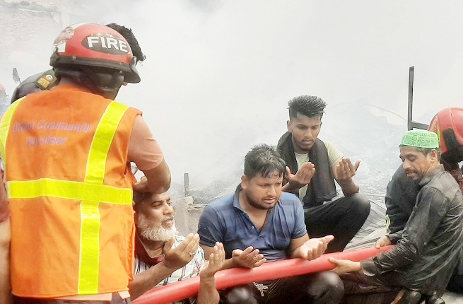 বঙ্গবাজারে অগ্নিকাণ্ডে ক্ষতিগ্রস্তদের পুনর্বাসনের আশ্বাস ত্রাণ প্রতিমন্ত্রীর