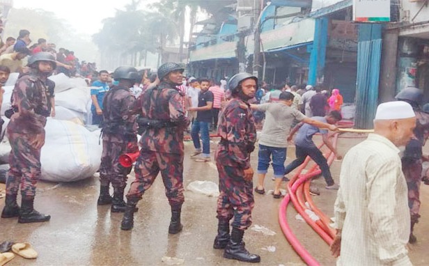 রাজধানীর বঙ্গবাজার অগ্নিকাণ্ড: ১৪ প্লাটুন বিজিবি মোতায়েন