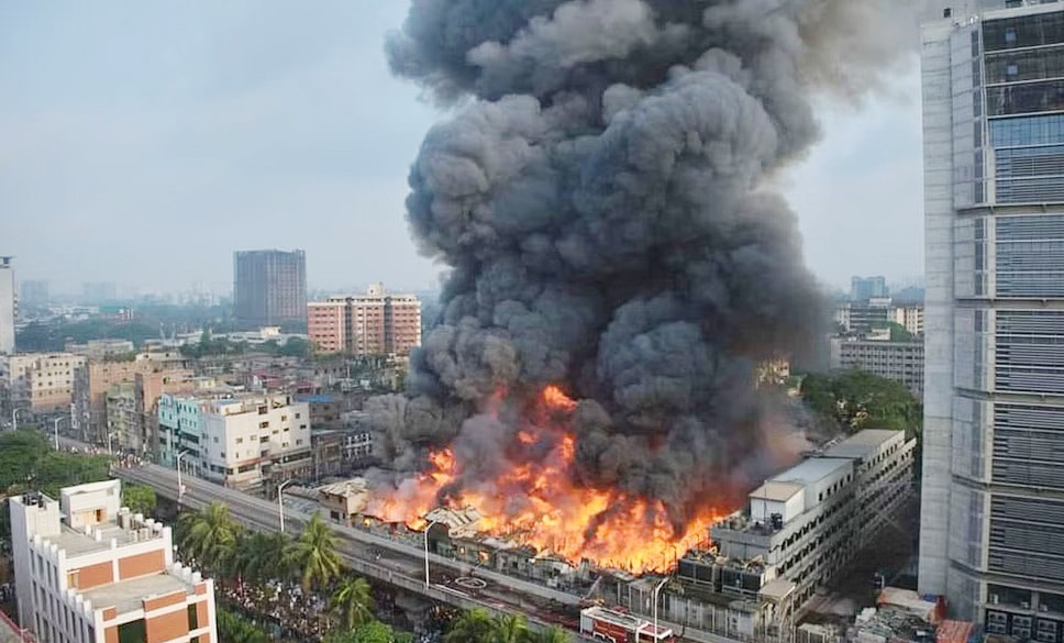 আন্তর্জাতিক গণমাধ্যমে বঙ্গবাজারের ভয়াবহ অগ্নিকাণ্ডের খবর